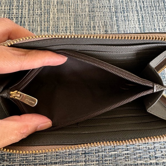 Coach wallet zip around accordion EUC - Picture 4 of 8